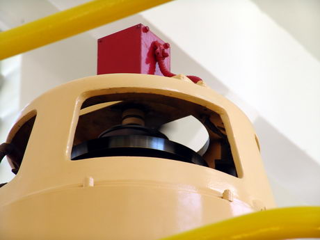 As escovas do rotor, que ficam no topo do gerador, que ao contrrio das usinas modernas fica acima do piso da sala de mquinas